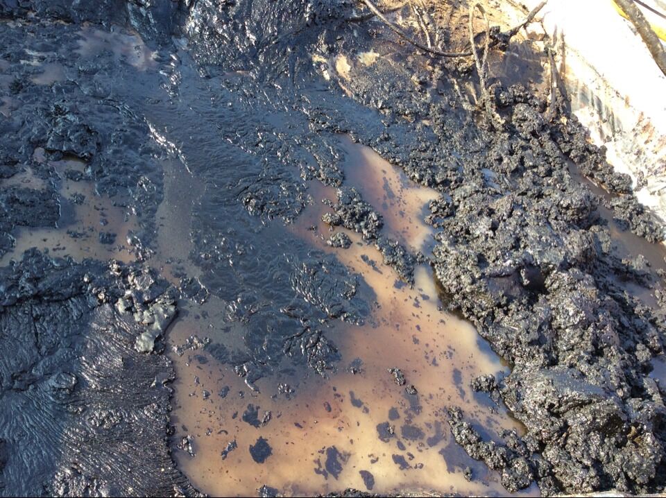 含油污水是原油、泥沙、水等的混合物。