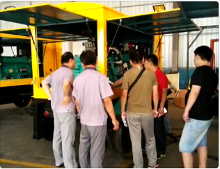 天天影视综合网技术团队与工厂工作人员讨论产品