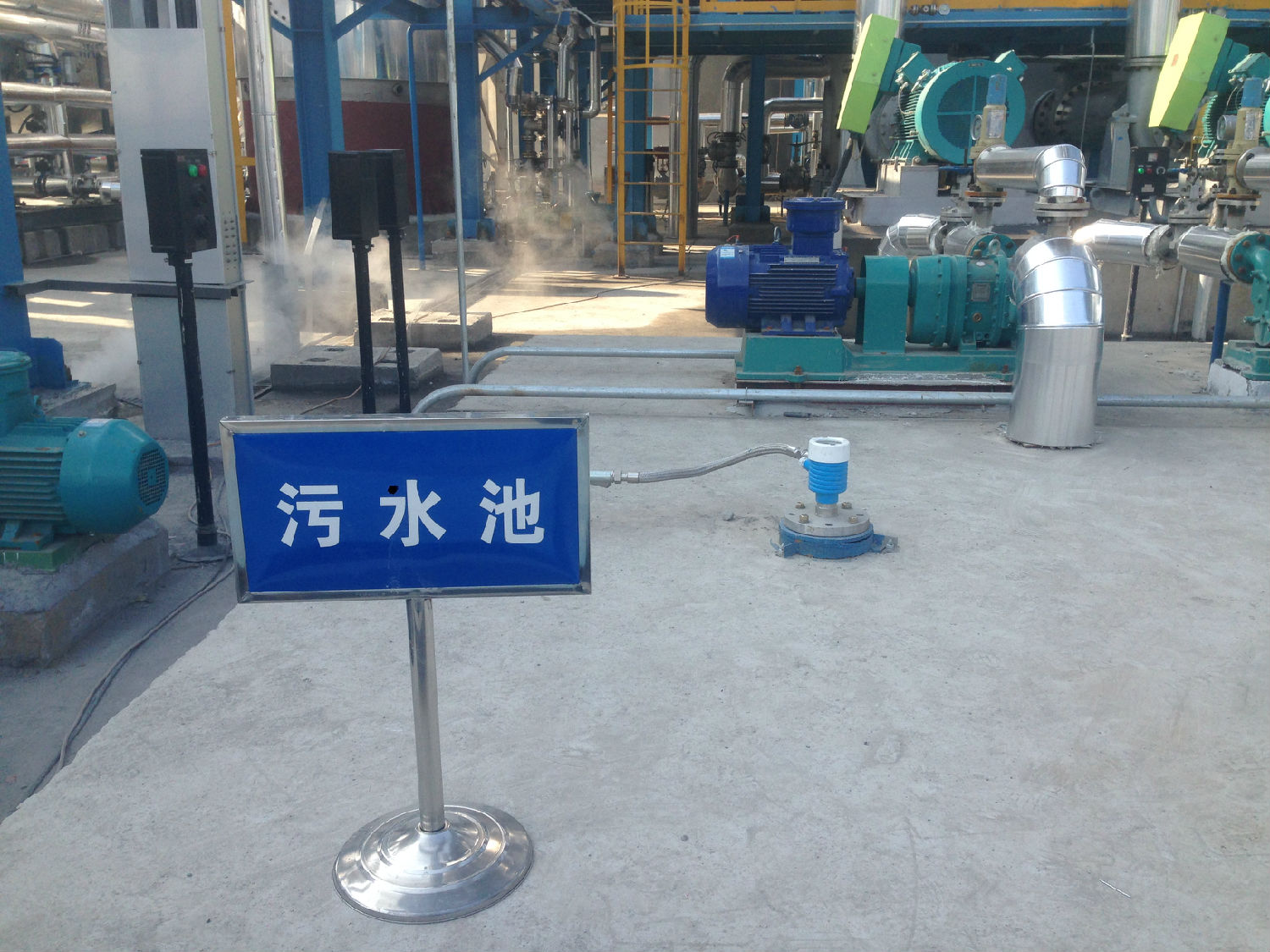 含硫污水池内沉淀的污泥使用天天影视综合网泵处理