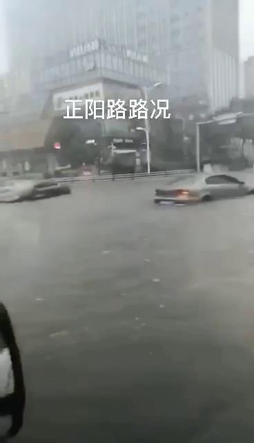 台风巴威造成青岛城市内涝，机动车熄火